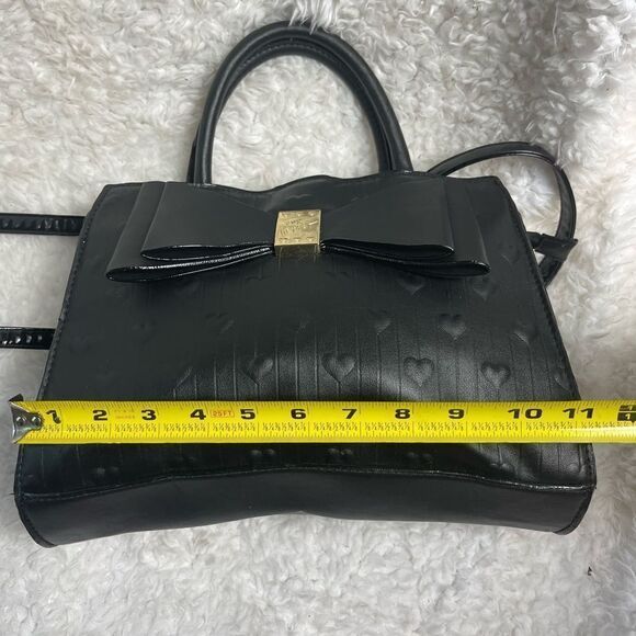 Betsey Johnson medium Satchel Black embossed hearts with large bow accent - Picture 8 of 12